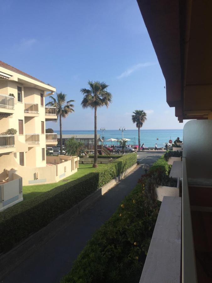 Ferienwohnung A Due Passi Dal Mare Vallecrosia Exterior foto
